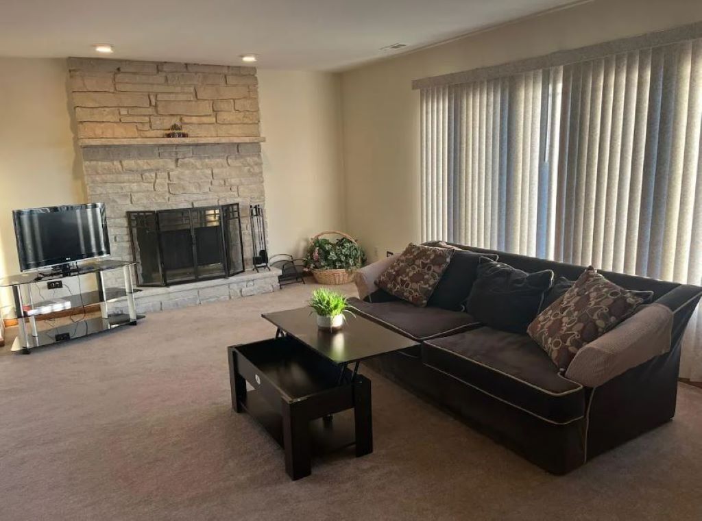 Deluxe, clean 3-bedroom, 2-bathroom apartment