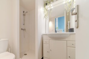 Shower, hair dryer, towels, soap - Studio Alia Cozy 2 Pers Bellecour (Lyon)