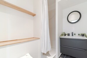 Shower, hair dryer, towels - Jade Apartment – 4 Guests, Bellecour (Lyon)