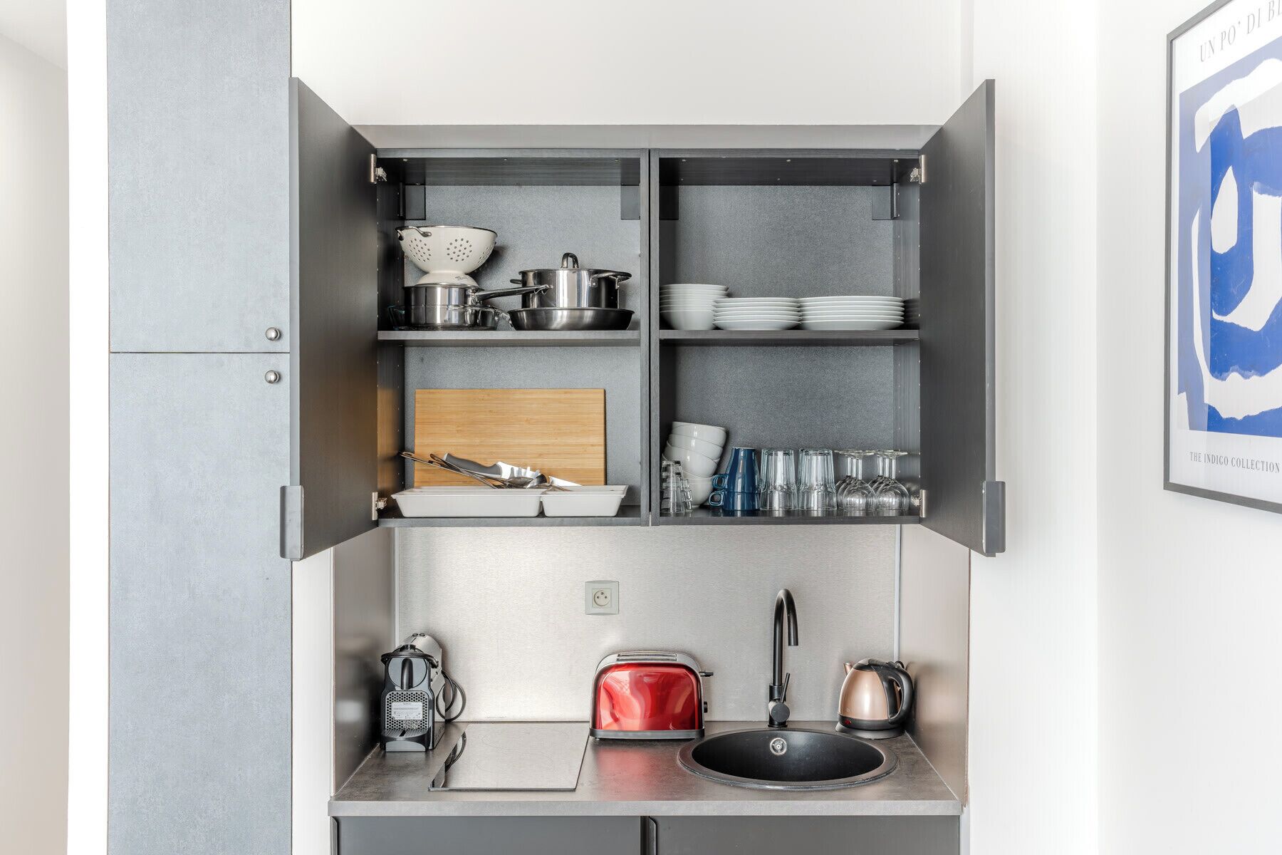 Jääkaappi, kahvin-/teenkeitin, leivänpaahdin