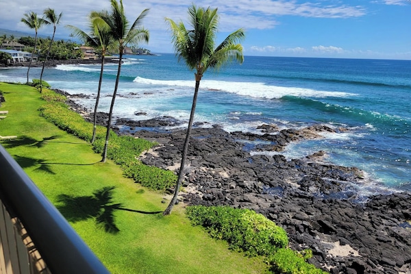 Beach nearby, sun-loungers, beach towels