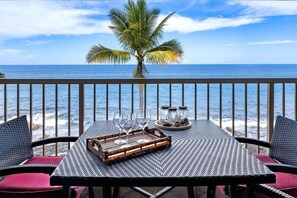 Outdoor dining - WOW! Stunning Kona Reef Direct Oceanfront Condo-Top Floor, Gorgeous Sunsets, A/C (Kailua-Kona)