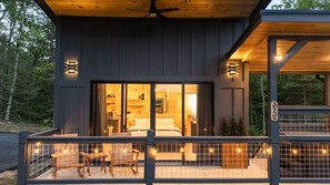 Terrace/patio - Modern Tree House Retreat ! Hot Tub, Firepit, Disc Golf & Fireplace!! (Sevierville)