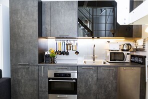 Kühlschrank, Mikrowelle, Ofen, Herdplatte