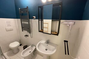 Bruser, hårtørrer, bidet, håndklæder