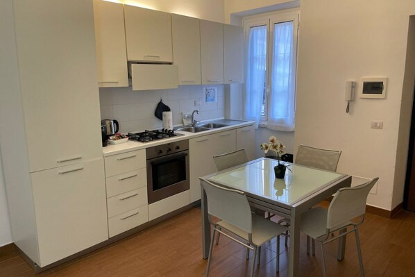 Fridge, oven, stovetop, dishwasher