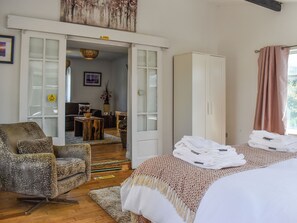 3 bedrooms, free WiFi, bed sheets - 3 bedroom accommodation in Houghton Le Spring, near Durham (Houghton Le Spring, near Durham)