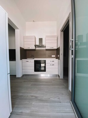 Kjøleskap, ovn, kokeplater og kaffetrakter/tekoker