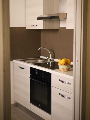 Réfrigérateur, un four, surface de cuisson, cafetière-théière