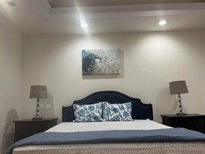 5 bedrooms, iron/ironing board, WiFi, bed sheets - Luxury 5-bed 4.5 Bath house in Arlington. Walk to metro and Pentagon City Mall (Arlington)