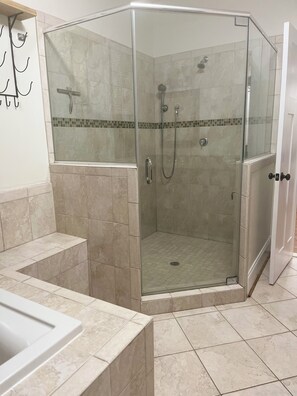 Jetted tub, hair dryer, towels, soap - Luxury 5-bed 4.5 Bath house in Arlington. Walk to metro and Pentagon City Mall (Arlington)