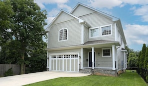 Exterior - Luxury 5-bed 4.5 Bath house in Arlington. Walk to metro and Pentagon City Mall (Arlington)