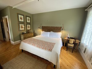 8 bedrooms, WiFi, bed sheets - Queen's Inn-Gore Bay, Manitoulin Island - The world's largest fresh water island (Gore Bay)