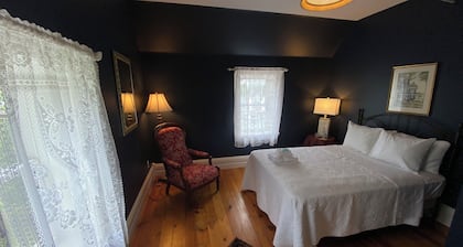 Queen's Inn-Gore Bay, Manitoulin Island - The world's largest fresh water island