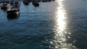 Un puerto deportivo con barcos amarrados bajo un cielo despejado.
