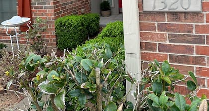 Charming 3-bedroom house with AC, fitness room, WiFi in Norman