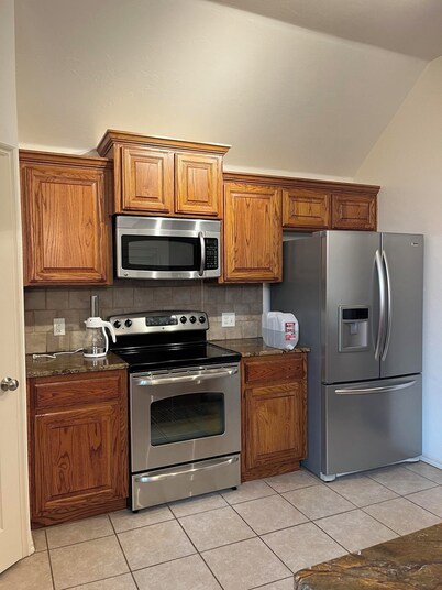 Charming 3-bedroom house with AC, fitness room, WiFi in Norman