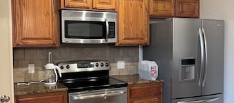 Charming 3-bedroom house with AC, fitness room, WiFi in Norman