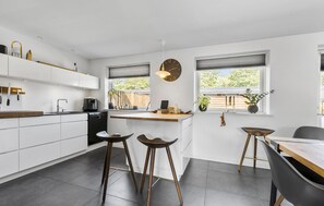 Fridge, dishwasher, coffee/tea maker - Lovely home in Frederikssund with sauna (Frederikssund)