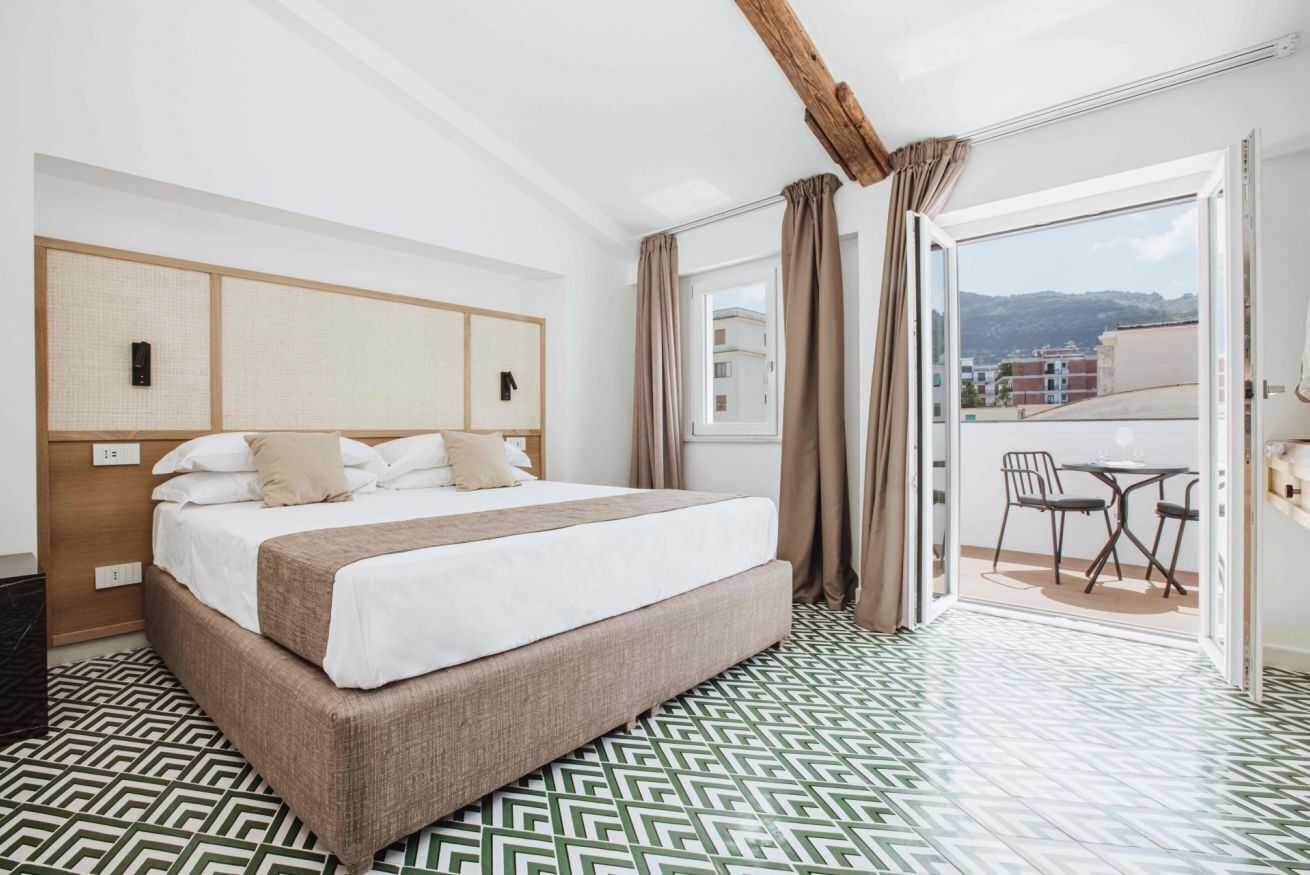 1 camera, una cassaforte in camera, una scrivania, ferro/asse da stiro