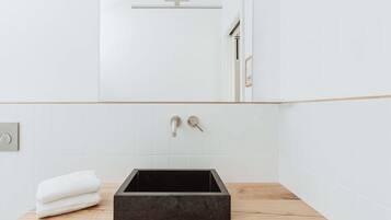 Douche, sĂšche-cheveux, serviettes fournies, savon