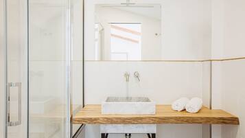 Shower, hair dryer, bidet, towels