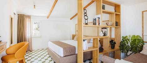 1 habitación, caja de seguridad en la habitación y escritorio