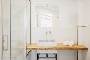 Regadera, secadora de cabello, bidet, toallas