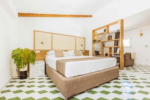 Una camera da letto con un letto grande, una testiera in legno, una libreria e un pavimento a scacchi.