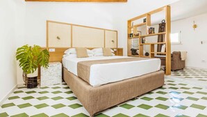 Een slaapkamer met een groot bed, een houten hoofdbord, een boekenkast en een geruite vloer.