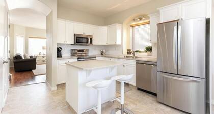 Cozy 3-bedroom townhouse in Red Deer. Family and Business friendly