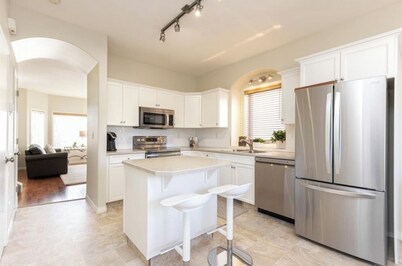 Cozy 3-bedroom townhouse in Red Deer. Family and Business friendly