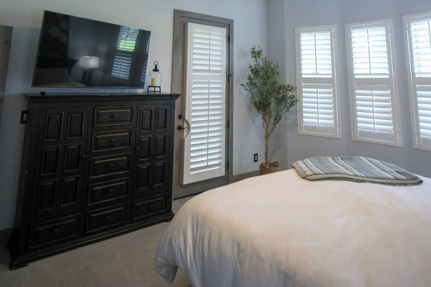 3 bedrooms, desk, iron/ironing board, travel crib