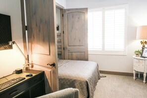 3 bedrooms, desk, iron/ironing board, travel cot