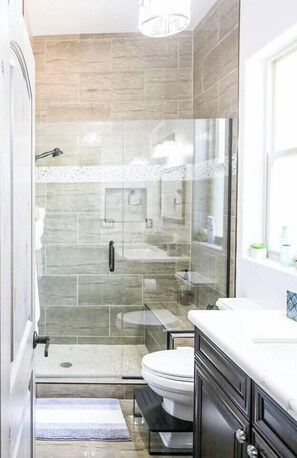 Dusche, Whirlpool, Haartrockner, Bidet