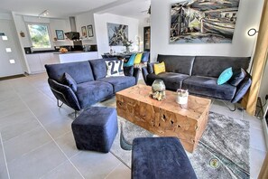 TV, bøker og stereoanlegg