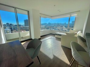Superior Apartment, City View | Living area - Suite panarómica piso 11 (Quito)