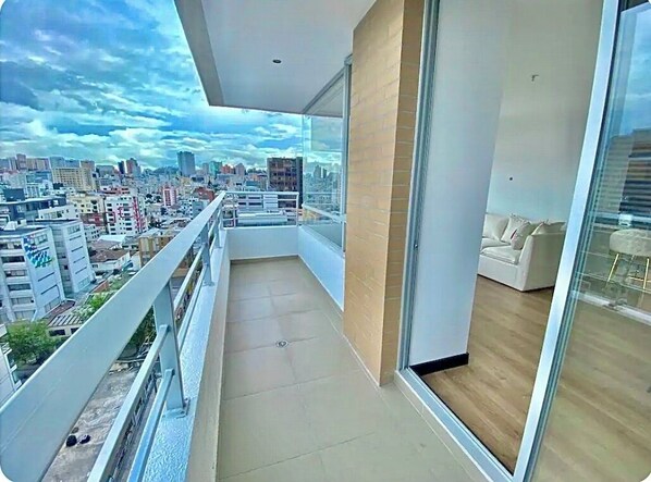 Superior Apartment, City View | Balcony view - Suite panarómica piso 11 (Quito)