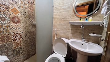 Luxury Twin Room, Pyramids View | Bathroom | Shower, hair dryer, slippers, bidet