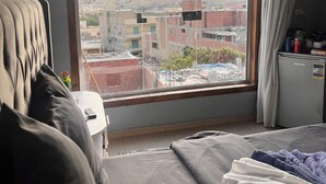 ميني بار ومكتب ومكواة/لوح كي وواي فاي مجانًا