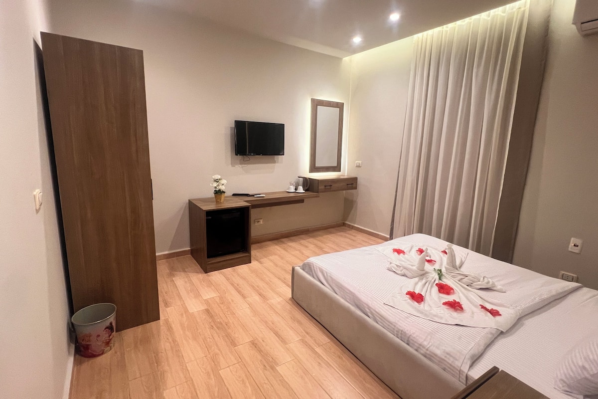 Minibar, una scrivania, ferro/asse da stiro, Wi-Fi gratuito