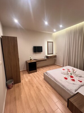 Comfort-Doppelzimmer, 1 Doppelbett, Stadtblick | Minibar, Schreibtisch, Bügeleisen/Bügelbrett, kostenloses WLAN