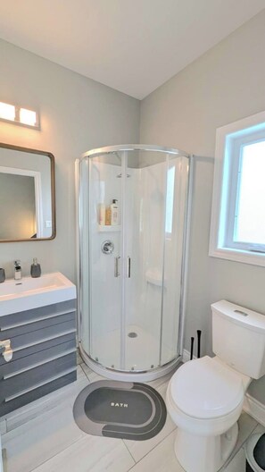 Shower, hair dryer, towels, soap - Spacious 6-bdrm luxury, modern house with lake view in cottage country, Ontario (Victoria Harbour)