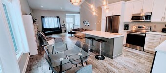 Spacious 6-bdrm luxury, modern house with lake view in cottage country, Ontario