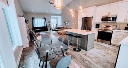 Spacious 6-bdrm luxury, modern house with lake view in cottage country, Ontario