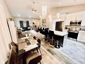 Interior - Spacious 6-bdrm luxury, modern house with lake view in cottage country, Ontario (Victoria Harbour)