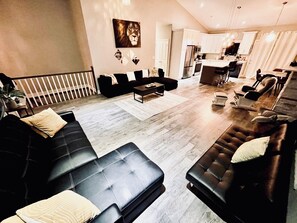 Smart TV, fireplace - Spacious 6-bdrm luxury, modern house with lake view in cottage country, Ontario (Victoria Harbour)