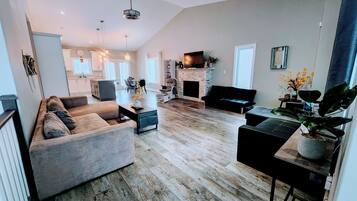 Een smart-tv en een open haard