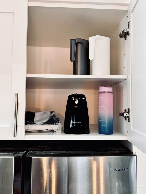 Coffee and/or coffee maker - Spacious 6-bdrm luxury, modern house with lake view in cottage country, Ontario (Victoria Harbour)
