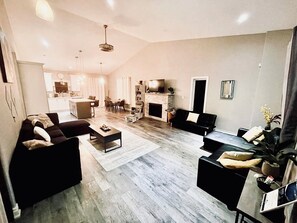 Smart TV, fireplace - Spacious 6-bdrm luxury, modern house with lake view in cottage country, Ontario (Victoria Harbour)